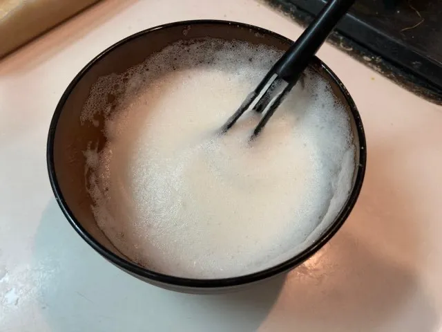 お塩小さじ2を卵白に混ぜてメレンゲを作る