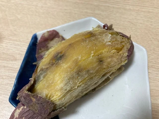 焼き芋の皮をむいた状態