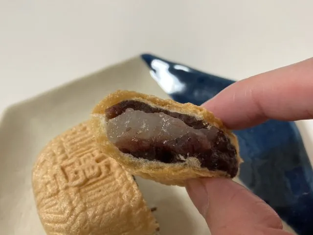 表面のサクッと食感、求肥餅のモチッと食感が良い