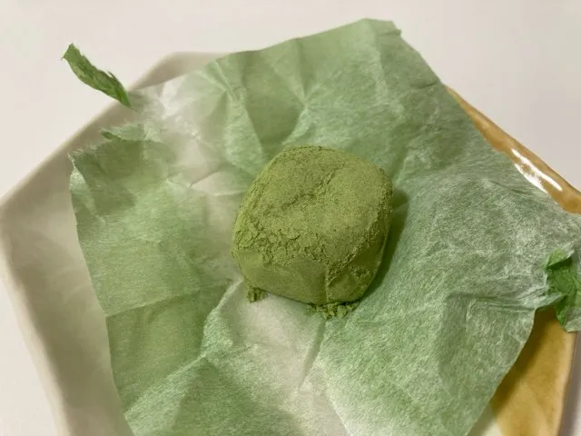 表面に抹茶粉がふんだんにかかっている