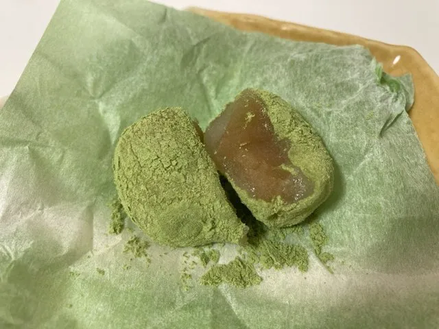 求肥の中に白餡が包まれている