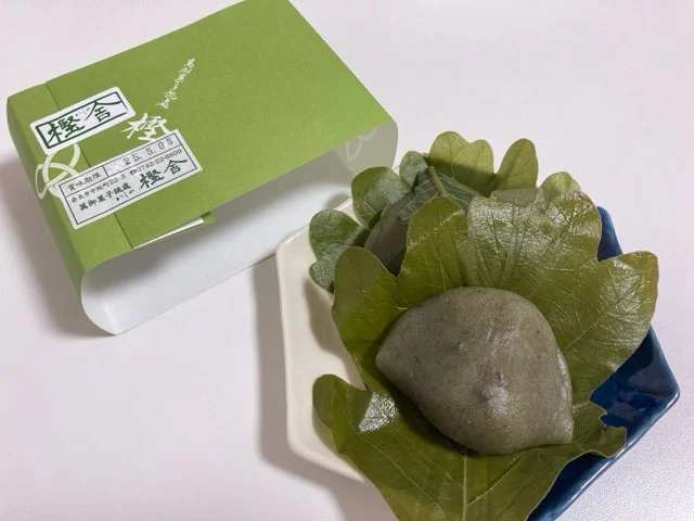 樫舎のかしわ餅（よもぎ生地）