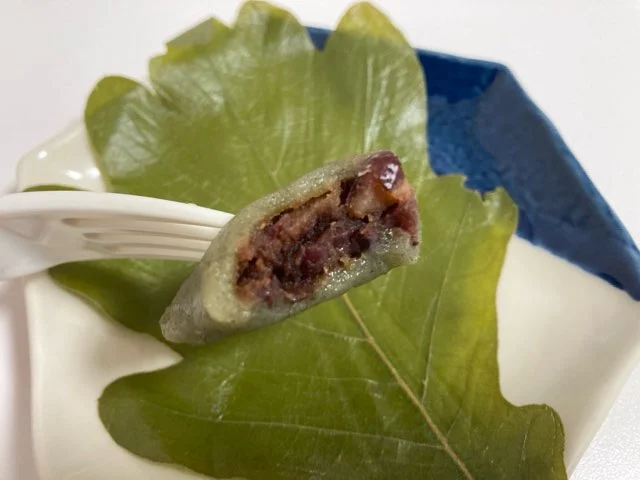 よもぎ生地はモチッと弾力がある