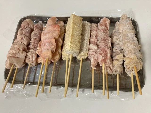 食べる分だけ冷凍された焼き鳥を解凍