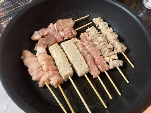 解凍した焼き鳥をフライパンに並べる
