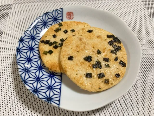 醤油のような色で表面に海苔が散りばめられている