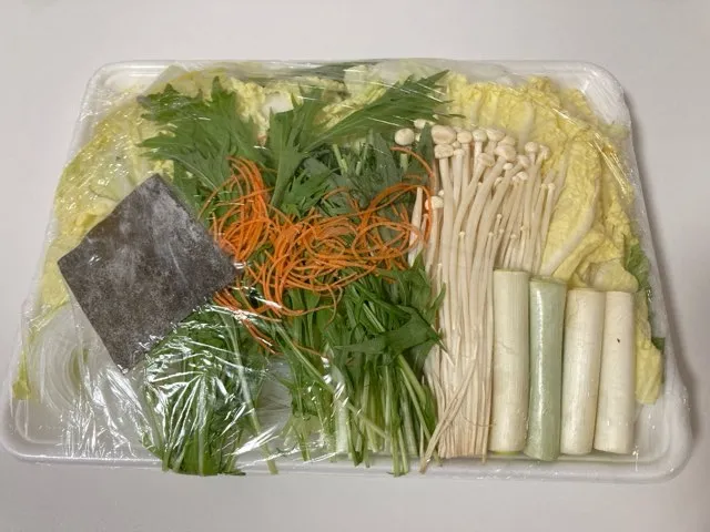 季節の野菜セットにキノコ、マロニーも入ってる