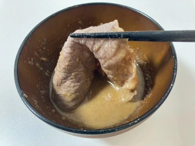 オリーブ牛をごまだれで頂く
