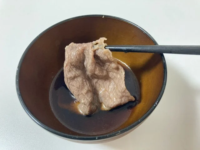 オリーブ牛をポン酢で頂く