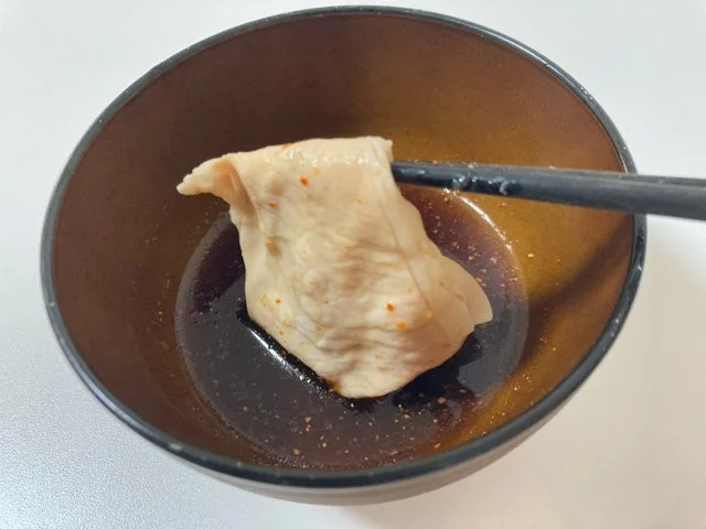 オリーブ豚を七味入りのポン酢で頂く