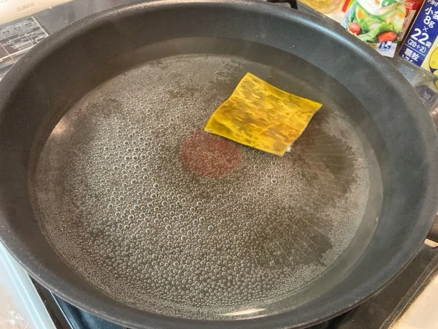 昆布で出汁をとる