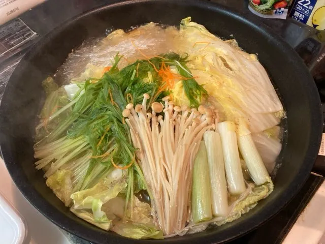 しゃぶしゃぶしたお湯で野菜セットを煮立てる