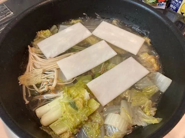 お鍋をある程度食べたらお餅を入れる