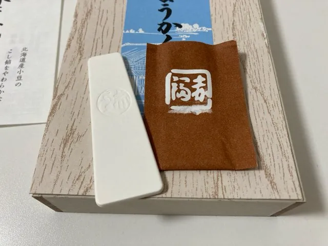 赤福を食べる定番のヘラが付いてくる