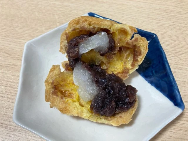 シュー生地の中に粒あんと求肥餅が入ってる