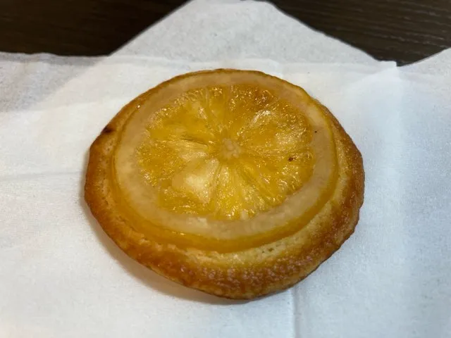 レモン輪切りがドカンッと乗ってる
