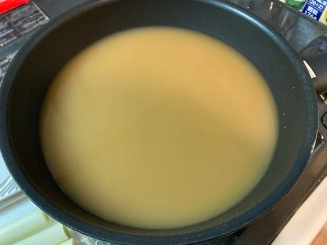 スープと水を入れて中火にかける