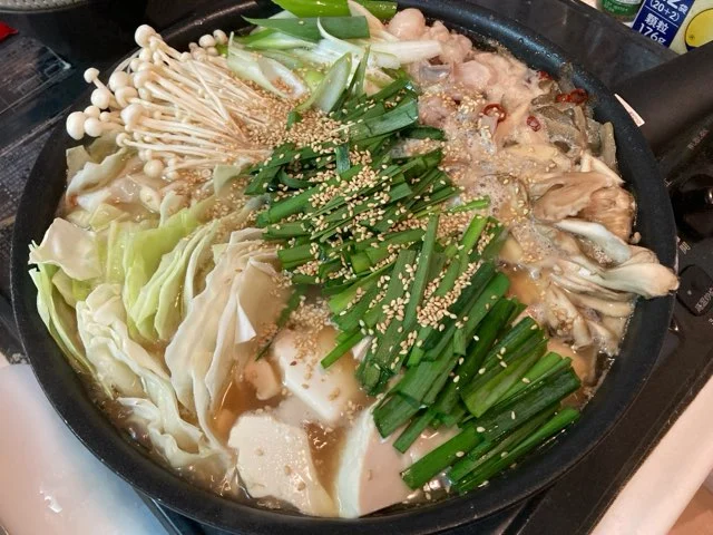 先に入れた具材に火が通ったら野菜を入れて煮る