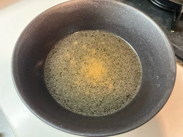 スープを丼に入れて沸騰したお湯を入れて混ぜる