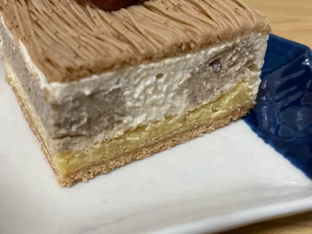 和栗クリーム、小倉餡の生羊羹の層で断面がきれい