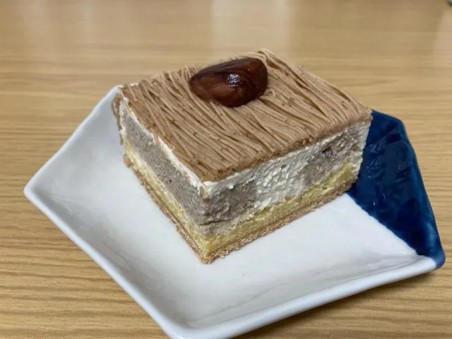 菓匠もりんのモンブランは半解凍が切り分けやすかった