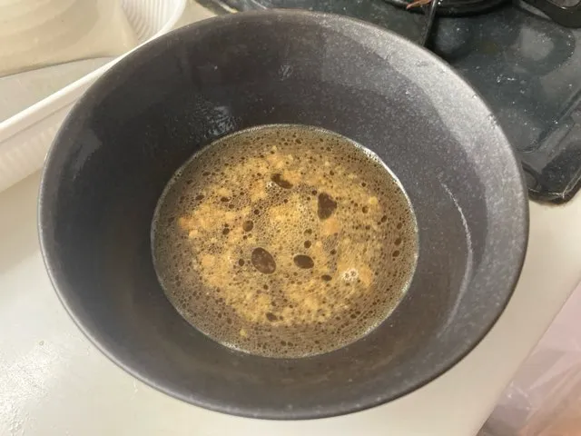 スープを丼に入れて沸騰したお湯を入れて混ぜる