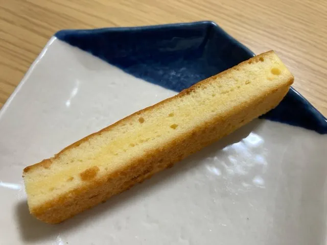 横から見るとレモンのような黄色