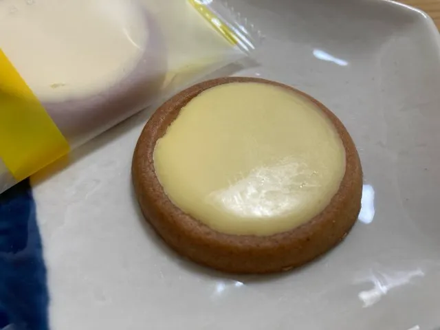 レモンの綺麗な黄色のチョコが乗ってる