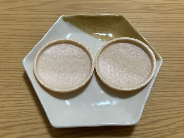 もなかを袋から取り出して並べる