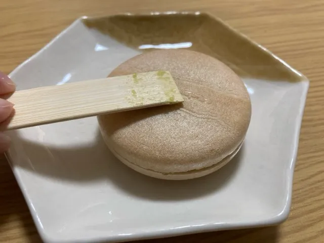 もなかを軽く押してずんだあんバターを広げる（自己流）