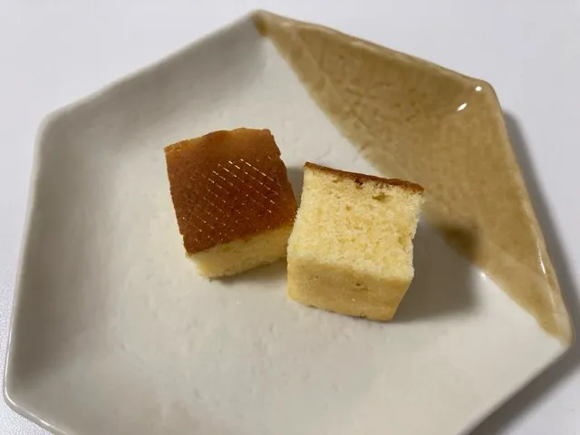 表面の香ばしそうな焼き色と綺麗な黄色の生地