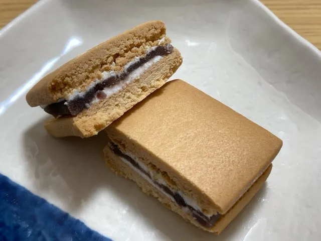 中には小倉あんとマーガリンクリーム