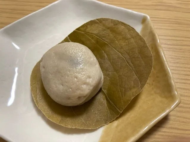 麩饅頭を包む山帰来の香りが良い