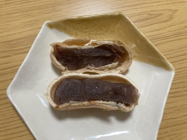 もなかの中にはぴーなっつ餡がぎっしり