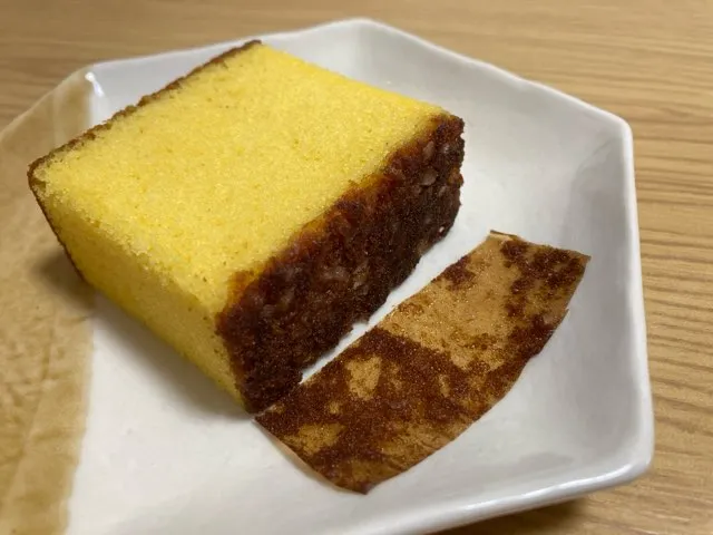 カステラの底には双目糖が散らばっている