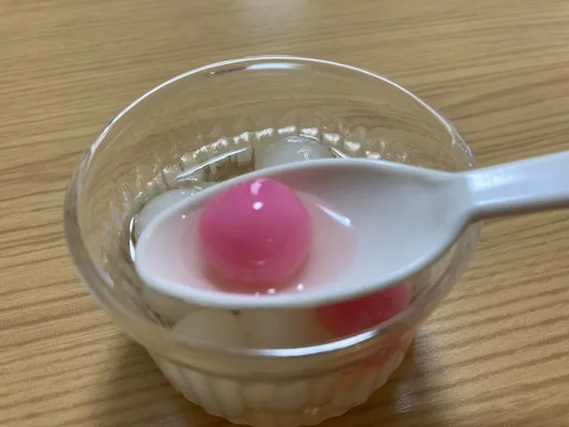 ピンクの団子も味は白と一緒