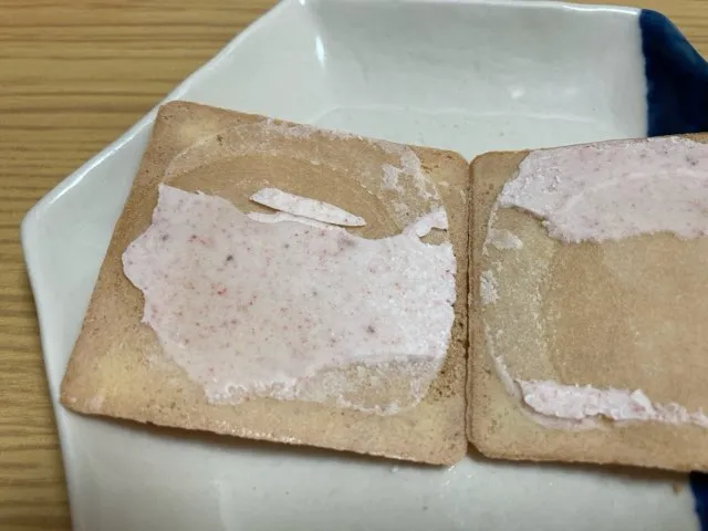 生地の中に長崎県産苺を使ったチョコクリーム