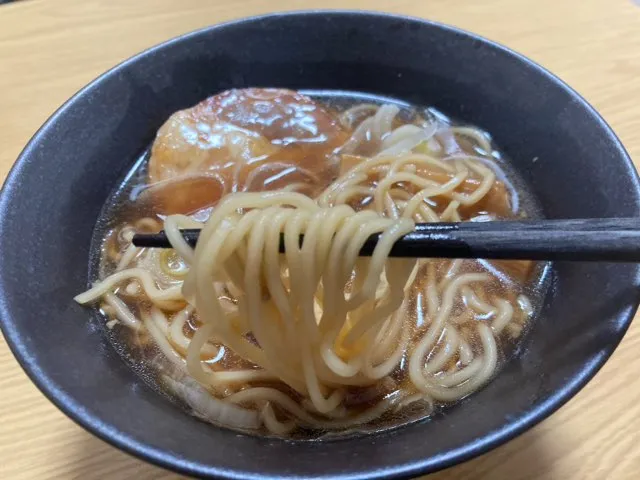 麺はコシがあってスープが絡む