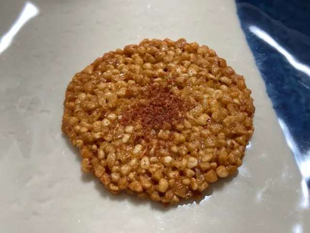 米粒がくっついてせんべいの形になってる