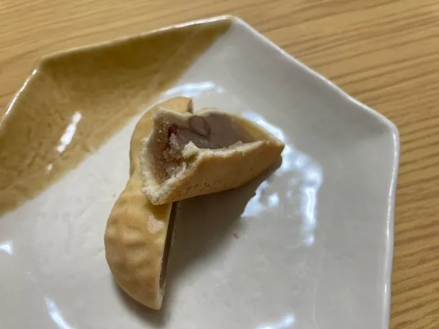 ぴーなっつの香りに甘さ控えめの餡が美味しい
