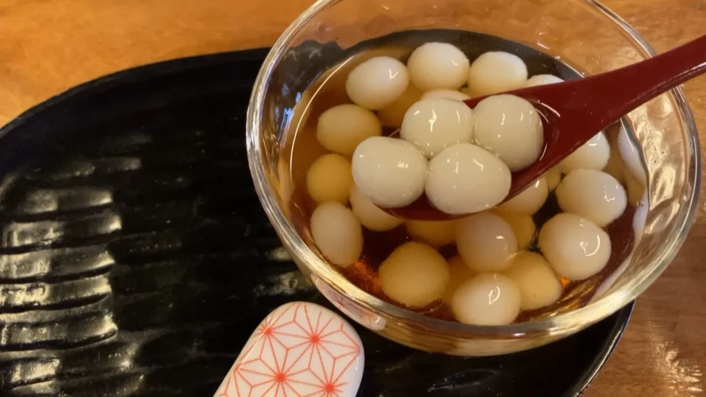 湧き水で冷やされたモチモチの白玉団子