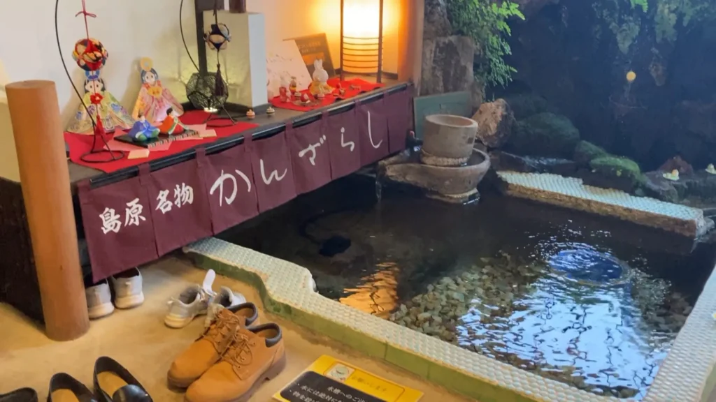 店内に水が湧いてて涼しさがありました