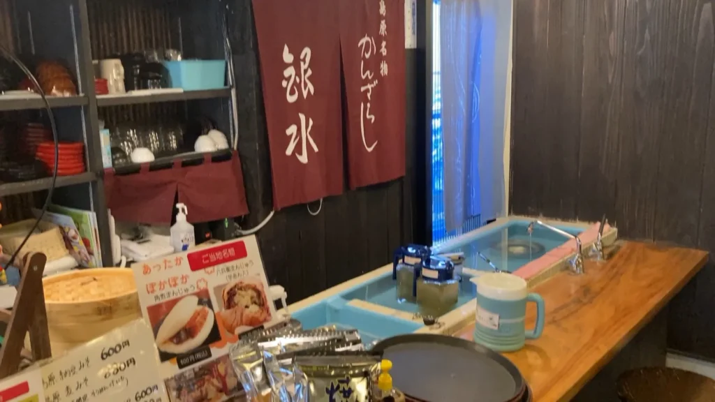 注文が入るとここでお団子をお皿にもってました