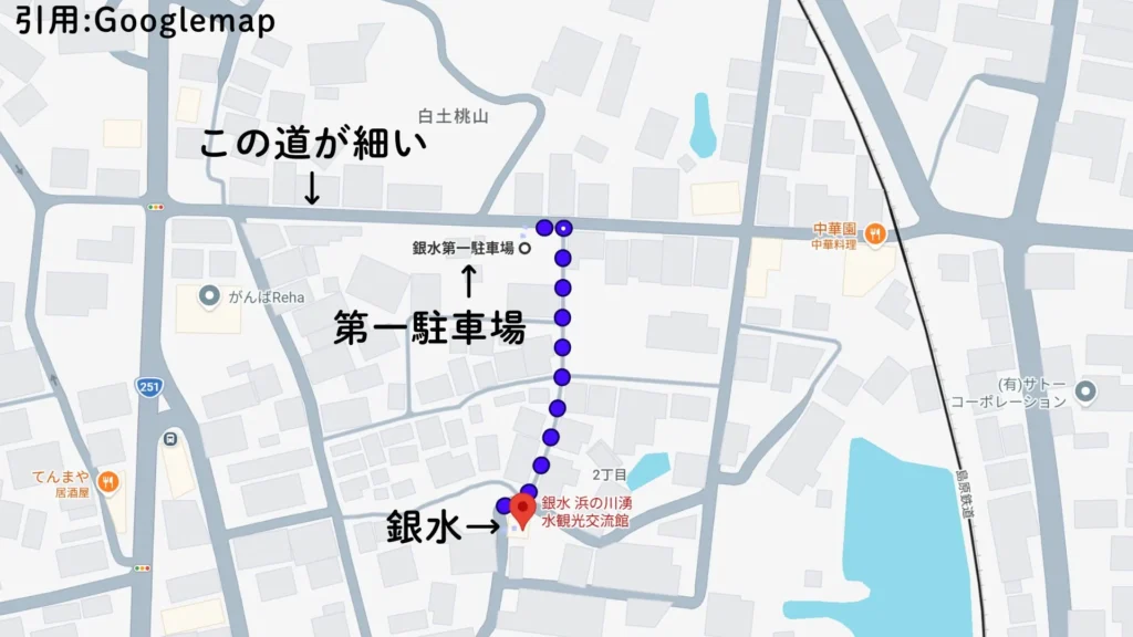 駐車場からは一本道をまっずぐ