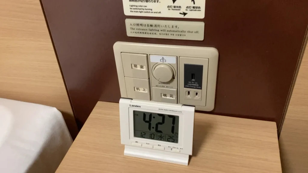 ベッドから届きやすい位置にスイッチやコンセント