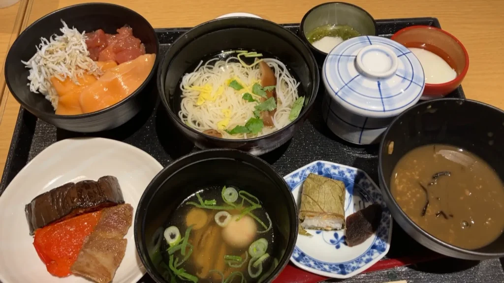 奈良ご当地と名物海鮮丼を取ってきた!種類豊富で楽しい!